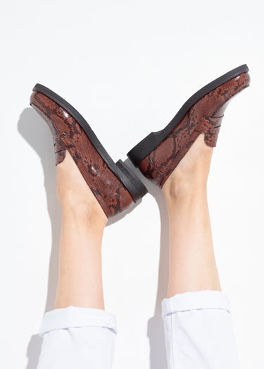 Mocassins aspect reptile petit talon Marron