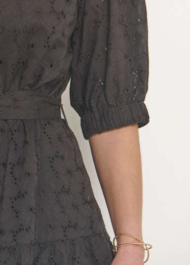Robe courte col Bardot broderie anglaise Noir