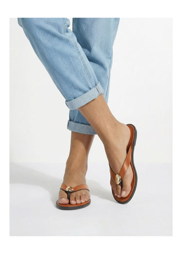 Tongs simili cuir, détail bijou métal Camel