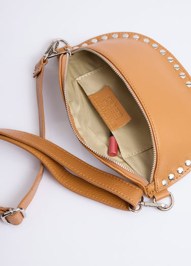 Petit sac banane cuir, rivets métallisés Camel
