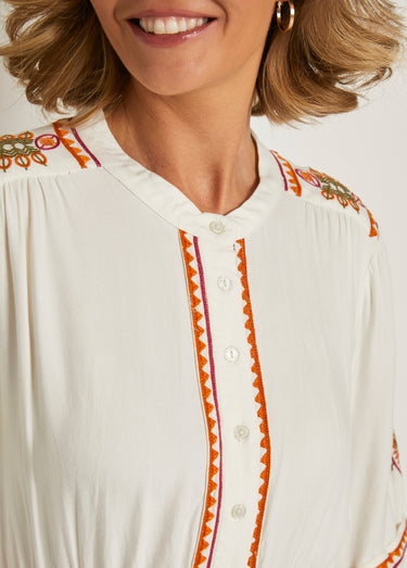 Robe courte brodée à boutons Ecru