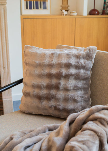 Coussin déco fantaisie, fausse fourrure Taupe
