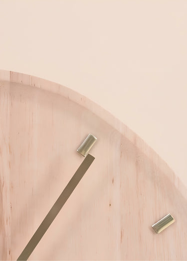 Horloge forme organique, détails métal Naturel