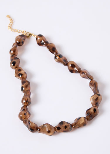 Collier avec perles de résine Marron