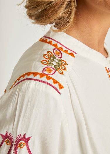 Robe courte brodée à boutons Ecru