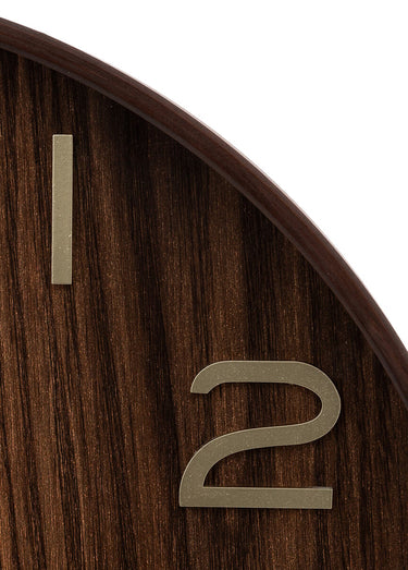 Horloge chiffres métal, fond aspect bois Marron Fonce