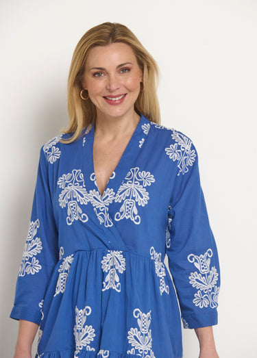 Robe volantée courte avec broderies Bleu