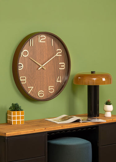 Horloge chiffres métal, fond aspect bois Marron Fonce