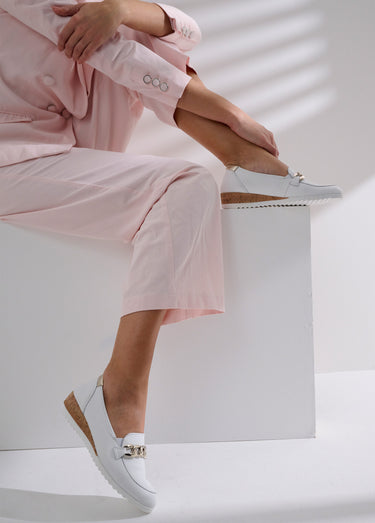 Mocassins chaîne largeur confort compensés Blanc