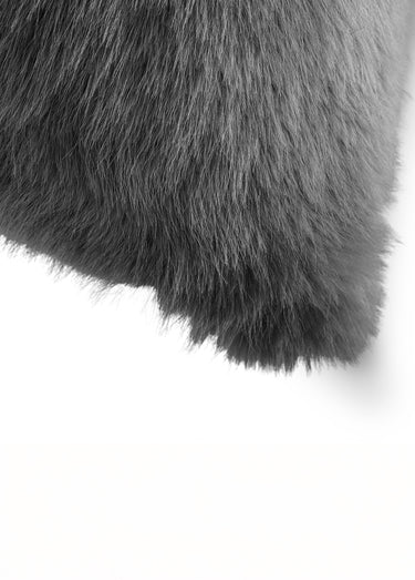 Coussin déco fausse fourrure longs poils Gris