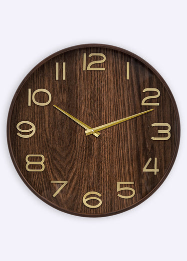 Horloge chiffres métal, fond aspect bois Marron Fonce