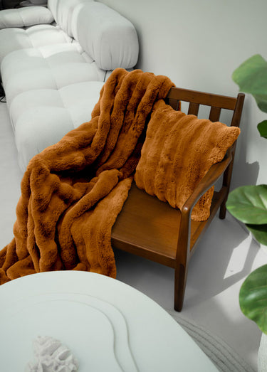 Coussin déco cotelé fausse fourrure Marron