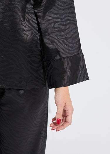 Pyjama long en satin motif zébré Noir