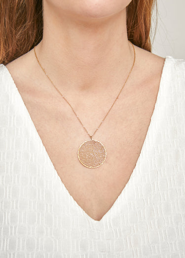 Collier pendentif strié en acier martelé Dore