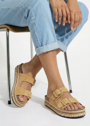 Mules à boucles, semelle plateforme Camel