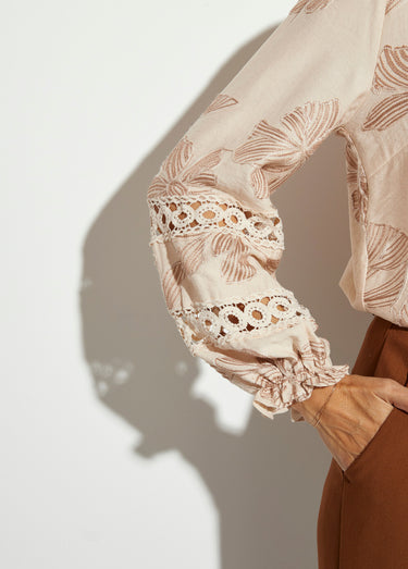 Chemisier boutonné, broderies et guipure Beige