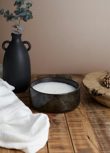 Bougie parfumée en céramique, 3 mèches Noir/Bois épicé