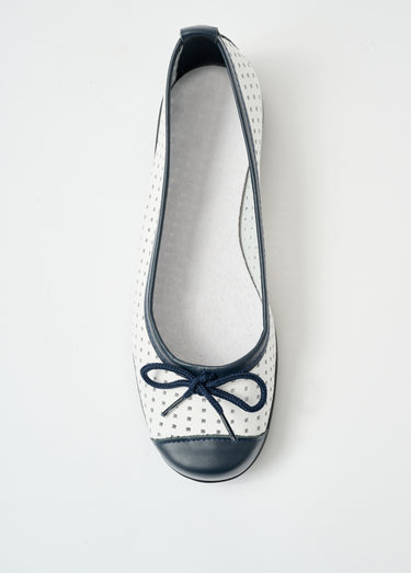 Ballerines largeur confort cuir perforé Blanc/Marine