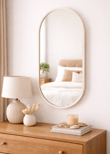 Miroir ovale avec contour fin en métal Beige