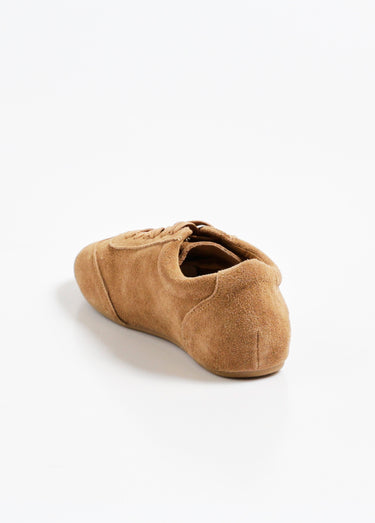 Baskets aspect daim à lacets, semelle plate Camel