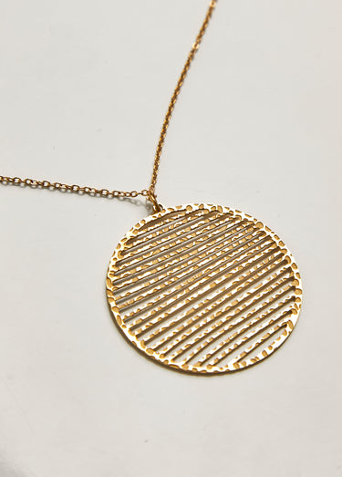 Collier pendentif strié en acier martelé Dore