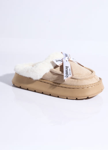 Mules fourrées compensées type mocassins Beige